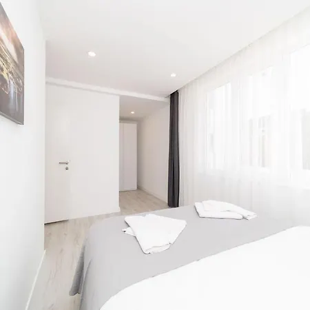 Central Flat Close To Sea In Muratpasa